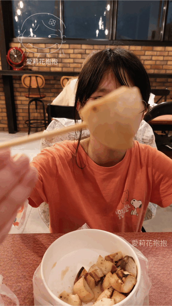 正在吃炭米里特炭烤杏鮑菇的鉛筆一