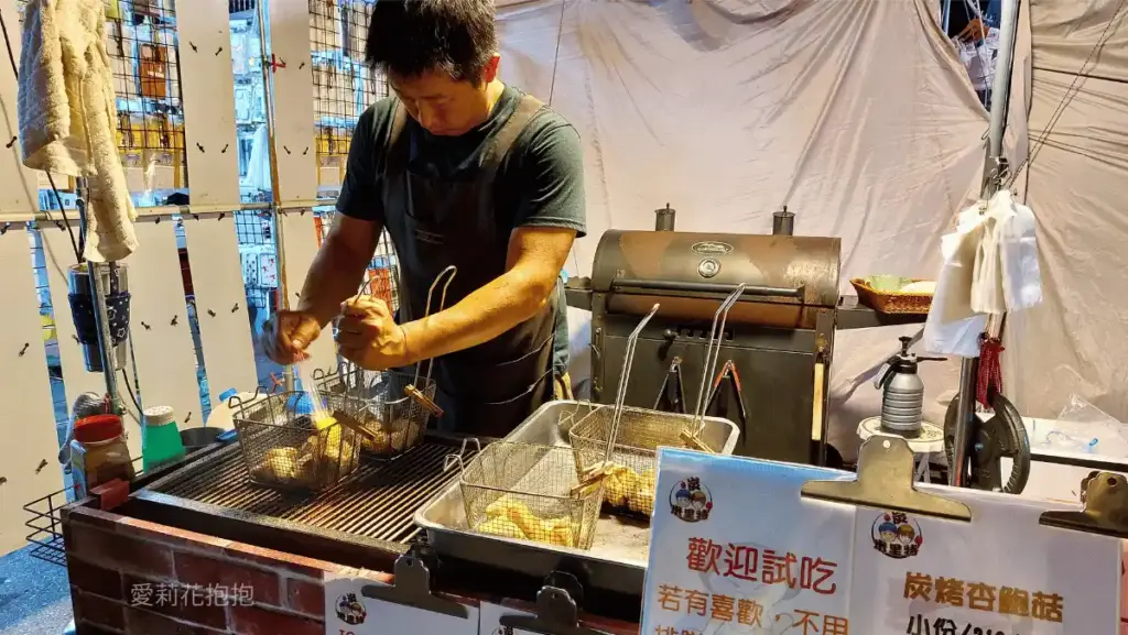 炭米里特炭烤老闆正在用小火炭烤杏鮑菇