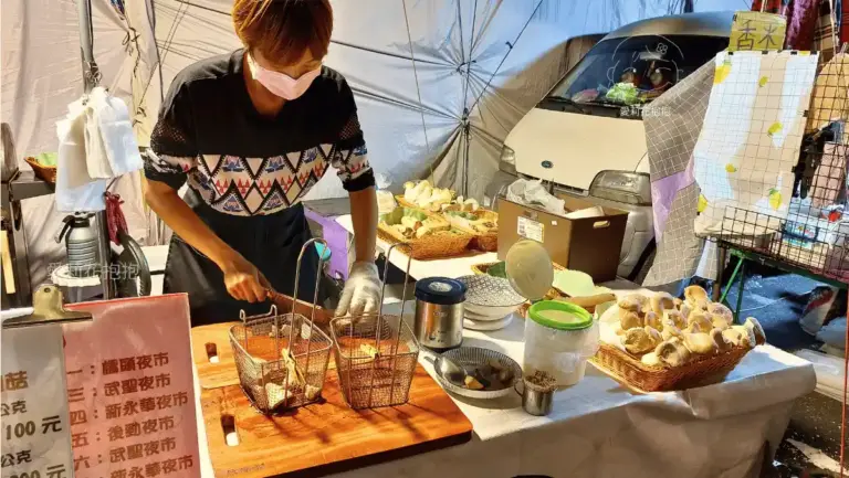 炭米里特炭烤老闆在切杏鮑菇