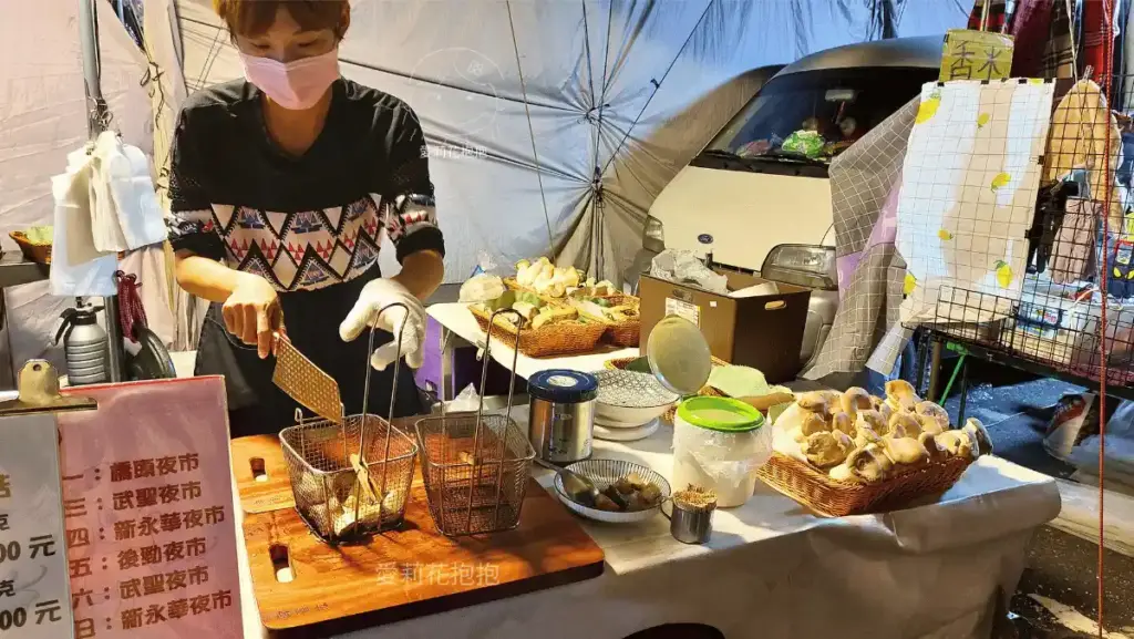 炭米里特炭烤老闆將食材放在烤網上