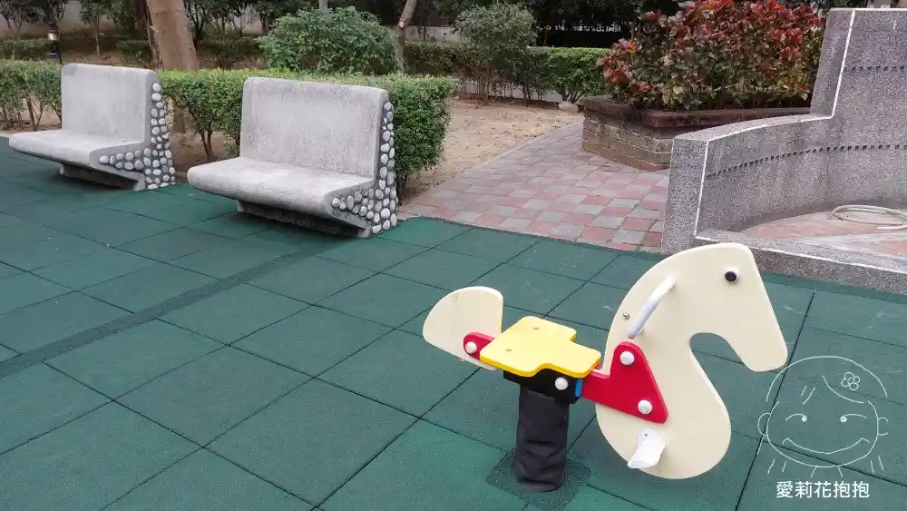 台中市太平區新高里立德公園的搖搖馬