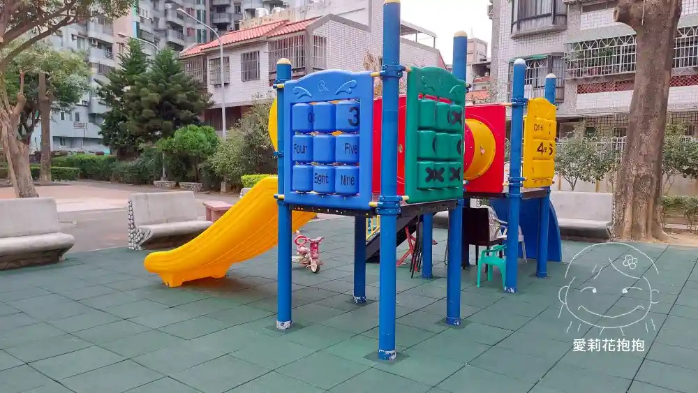 台中市太平區新高里立德公園的溜滑梯