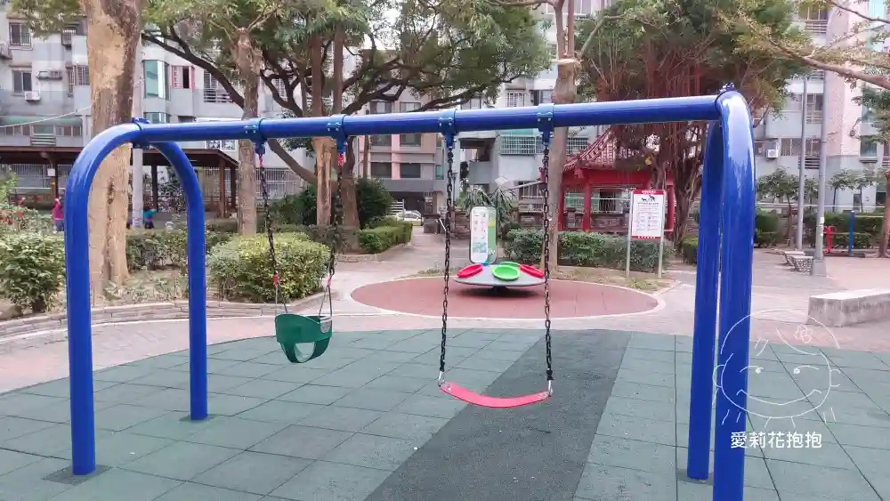 台中市太平區新高里立德公園的盪鞦韆一角